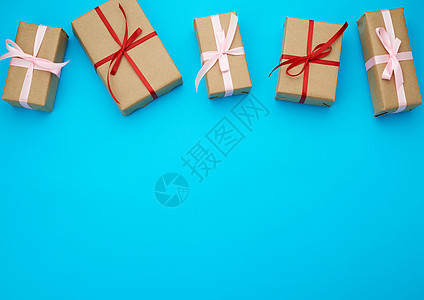 用牛皮纸包裹的盒子 用红色的 bo 绑起来 礼物 天图片