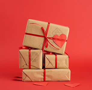 一堆用棕色牛皮纸包裹的礼物 并用一根绳子绑起来 圣诞节 盒子图片