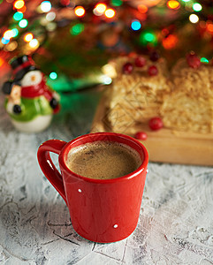 带有黑咖啡的红陶瓷杯 冬天 假期 桌子 甜的 香气图片
