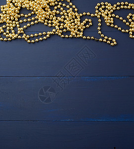 金色圆珠串成的圣诞花环图片