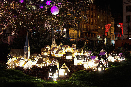 夜间 在法国克莱巴尔市中心广场的斯特拉斯堡圣诞市场 阿尔萨斯建筑村的灯光亮了起来图片