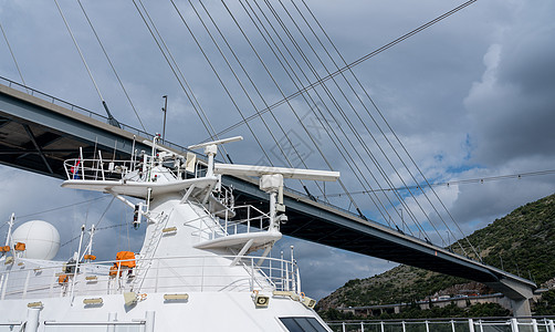 在克罗地亚杜布罗夫尼克港新桥下乘坐游轮 邮轮港口图片
