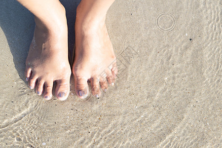 紧紧女人的脚站在海沙上 用放松的时间感觉 水 海浪图片