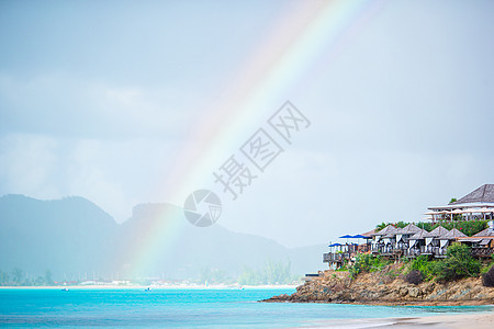 热带海滩 海洋中含绿绿水 白沙和彩虹多彩图片