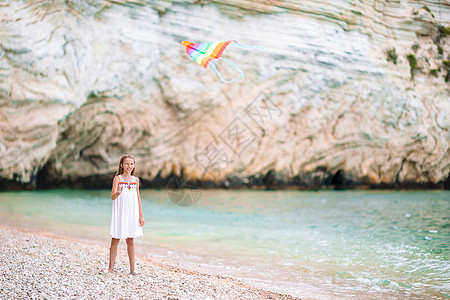 小姑娘在海滩上放风筝 喝松松水 快乐的 喜悦 跑步图片