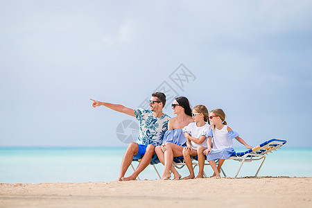 暑假在沙滩上快乐的一家人 跑步 海 爸爸 乐趣图片