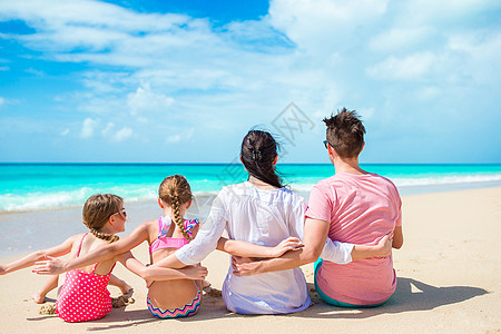 暑假在沙滩上快乐的一家人 微笑 享受 海 女性图片