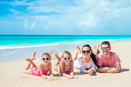暑假在沙滩上快乐的一家人 跑步 成人 马尔代夫 女儿图片