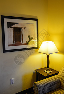 位于美国新墨西哥州“豪利天客运和套房”旅馆内 灯 床图片
