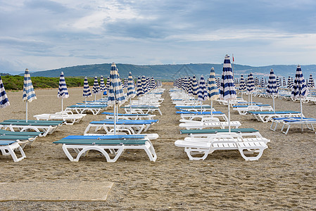 卡拉布里安海滩上的阳台和雨伞 蓝色的 日光浴床 日落图片