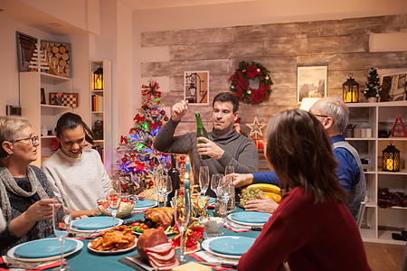 圣诞节美食开心爸爸开一瓶酒吧 家 桌子 男人 家庭 成人背景