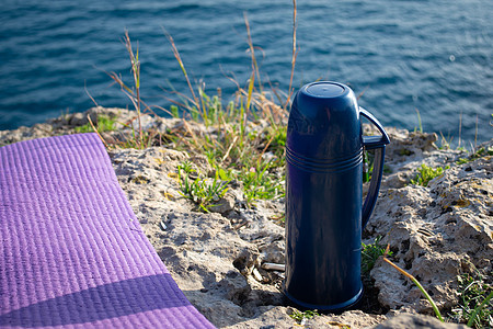 蓝热水和茶叶野餐 在海边 饮料 海洋 海岸 自然图片