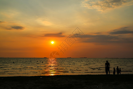 人与人玩儿儿 在沙滩和日落上玩 夏威夷 幸福 海洋背景图片