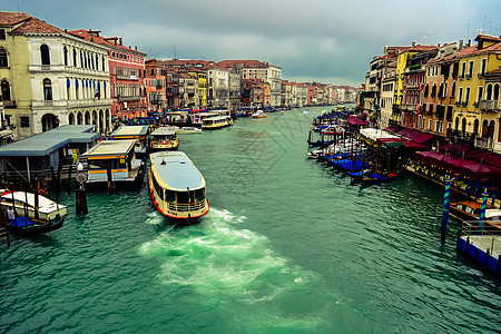 在意大利威尼斯大运河上航行的船舶图片