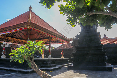 印度洋沿岸的寺庙 靠近神圣的巴厘岛海神庙 位于海岸线的悬崖边缘 岩石上有洞 当地印尼人的圣地 日出 宗教背景图片