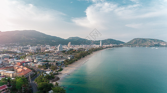 无人登上泰国南部巴东海滩的空中观光 西方 白色的背景图片
