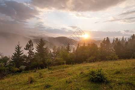 令人惊叹的山地景色与多彩的生动日落 森林 保加利亚图片