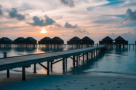 马尔代夫日落或日出与水别墅合影图片