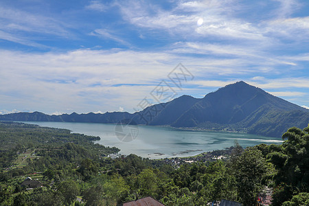 印度尼西亚巴厘岛阿邦山下巴图尔火山火山口的高山湖泊 大型饮用水水库的安静水平 高耸的山峰耸立在湖面上 蓝天 地标 冒险图片