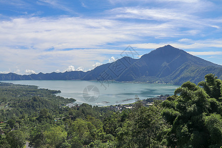 印度尼西亚巴厘岛阿邦山下巴图尔火山火山口的高山湖泊 大型饮用水水库的安静水平 高耸的山峰耸立在湖面上 蓝天 云 女性图片