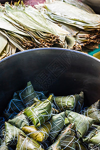 Zhong Zi 堆-竹叶和竹叶中的中国传统米饭背景图片