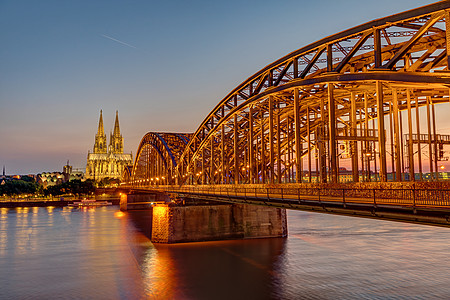 光亮的霍亨佐伦大桥 与著名的科隆卡塞德拉图片
