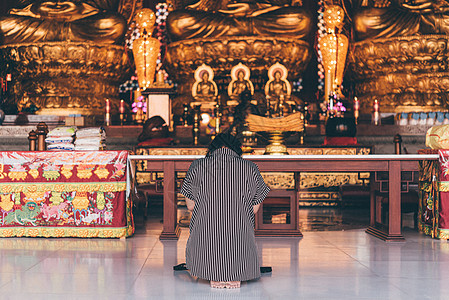 泰国佛教祈祷虔诚的朝拜 女性 假期 女士 文化 信仰图片