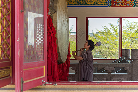 泰国佛教祈祷虔诚的朝拜 金子 曼谷 神圣 女性 文化图片