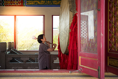 泰国佛教祈祷虔诚的朝拜 节日 崇拜 寺庙 金的 神圣图片