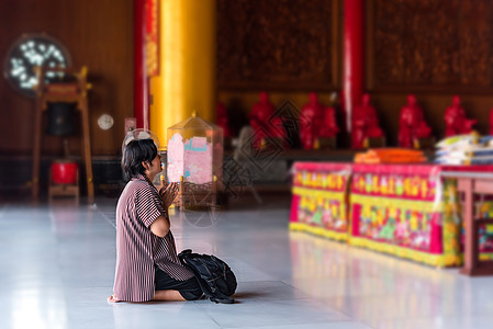 泰国佛教祈祷虔诚的朝拜 金的 曼谷 节日 假期 亚洲图片