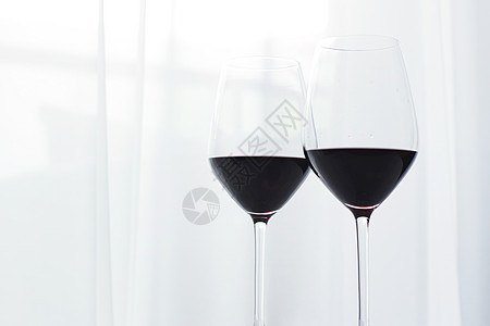 两杯红葡萄酒 有机饮料产品 品酒 晚餐 庆典 极简主义图片