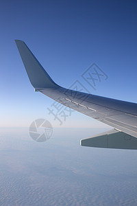 空中机翼在天空中 从高处观察 活力 运输 云图片
