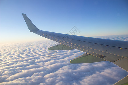 空中机翼在天空中 从高处观察 空气 翅膀 天际线云高清图片素材