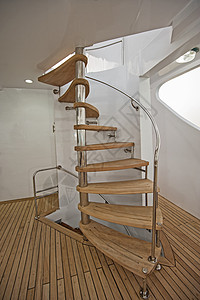 伍德在豪华游艇的周盖上弯曲着螺旋楼梯 木甲板图片