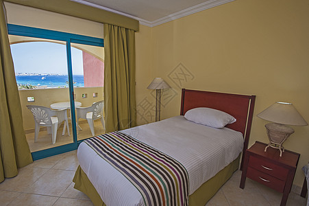 室内豪华酒店房间和阳台 奢华 卧室 庭院门 玻璃门 枕头图片