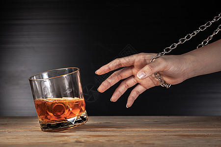 酒精主义概念 手锁锁链 一杯威士忌停止 玻璃图片