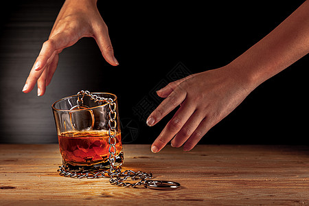 酒精主义概念 手锁锁链 一杯威士忌停止 酒醉图片