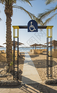 热带沙沙滩 残疾人可在旅馆度假胜地进入 太阳椅图片