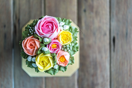 蛋糕奶油是木制餐桌上甜甜甜甜点 生日 假期 维多利亚图片