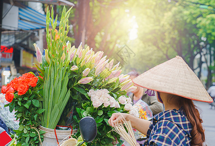 在的当地公路市场上骑自行车的花卉市场 步行图片