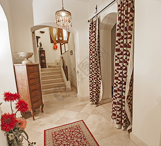 豪华别墅的马桶楼梯上 有木布棚 小地毯 脚步图片