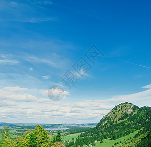 欧洲阿尔卑斯山的美丽自然 春季高山 湖泊和村庄的景观 旅游和目的地 瑞士 农村图片