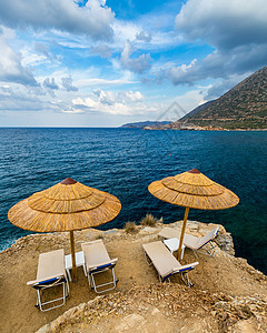 暑假目的地 草荫和遮阳带的防晒霜和防晒罩 海岸线 椅子图片