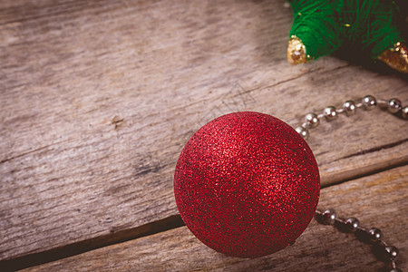 快乐的圣诞节概念 在木制上装饰红装饰 季节图片