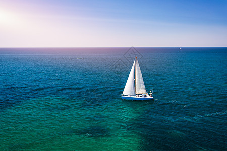 白帆船孤立在蓝色海水中 海上游艇 划船 假期图片