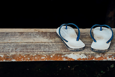 木楼梯上的凉鞋或人字拖蓝色 木制的 失败 商业 白色的图片