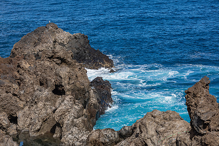 火山岩层形成 岩石海岸的黑熔岩悬崖 海景 蓝色的图片