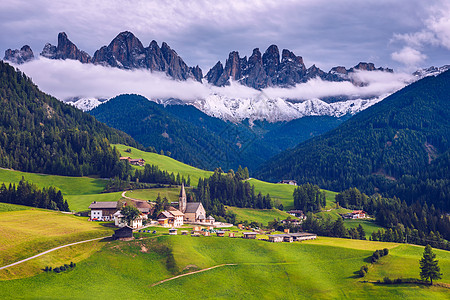 Dolomites山脉和传统村庄 北北部 秋天 白云石图片