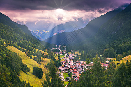 Dolomites山脉和传统村庄 北北部 春天 草原图片