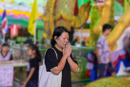 泰国佛教祈祷虔诚的朝拜 异国情调 打算 曼谷 节日 花的图片